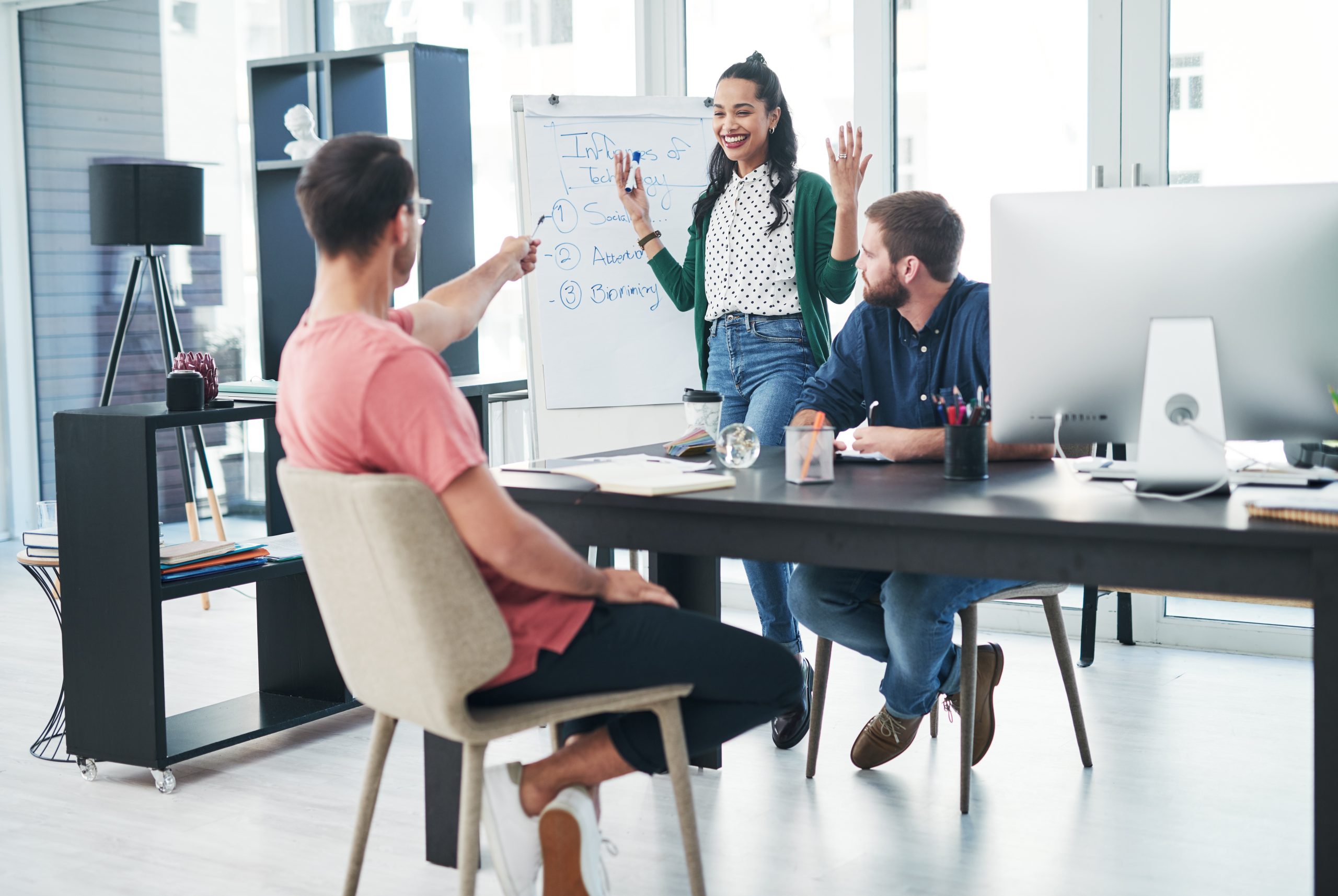 equipo de trabajo discutiendo ideas scaled